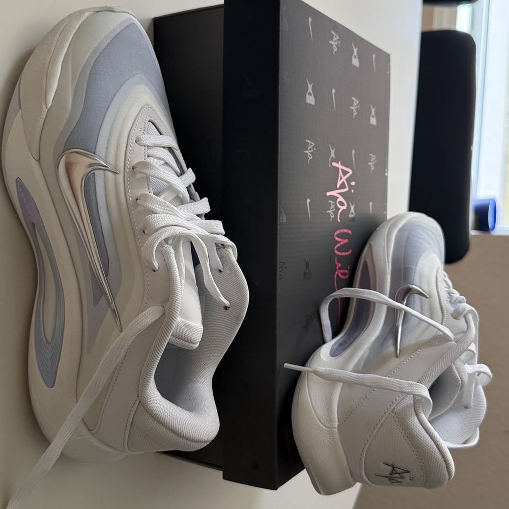 Nike Women's White and Light Purple Athletic Shoes